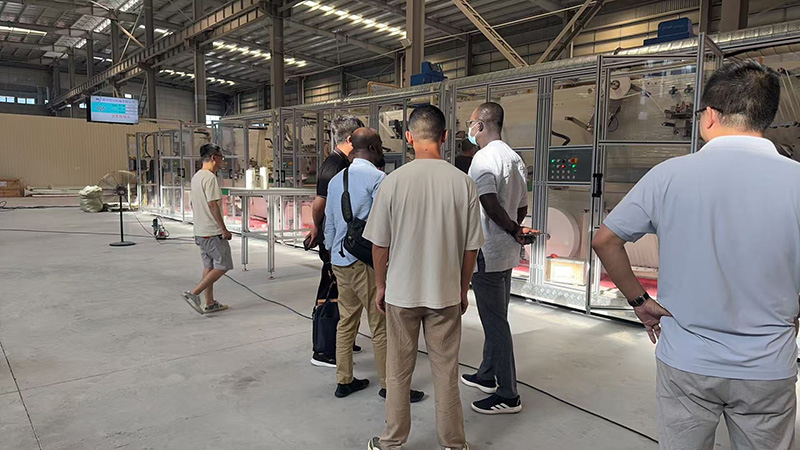 مشتریان بنگلادشی برای بازرسی دستگاه نوار بهداشتی از کارخانه RX بازدید کردند